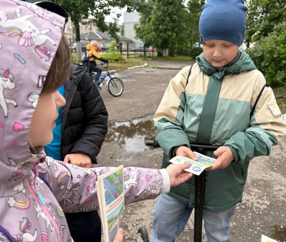 В преддверии Международного дня защиты детей сотрудники Госавтоинспекции организовали познавательное занятие для ребят из пришкольного лагеря в посёлке Панковка В преддверии Международного дня защиты детей сотрудники Госавтоинспекции организовали познавательное занятие для ребят из пришкольного лагеря в посёлке Панковка
