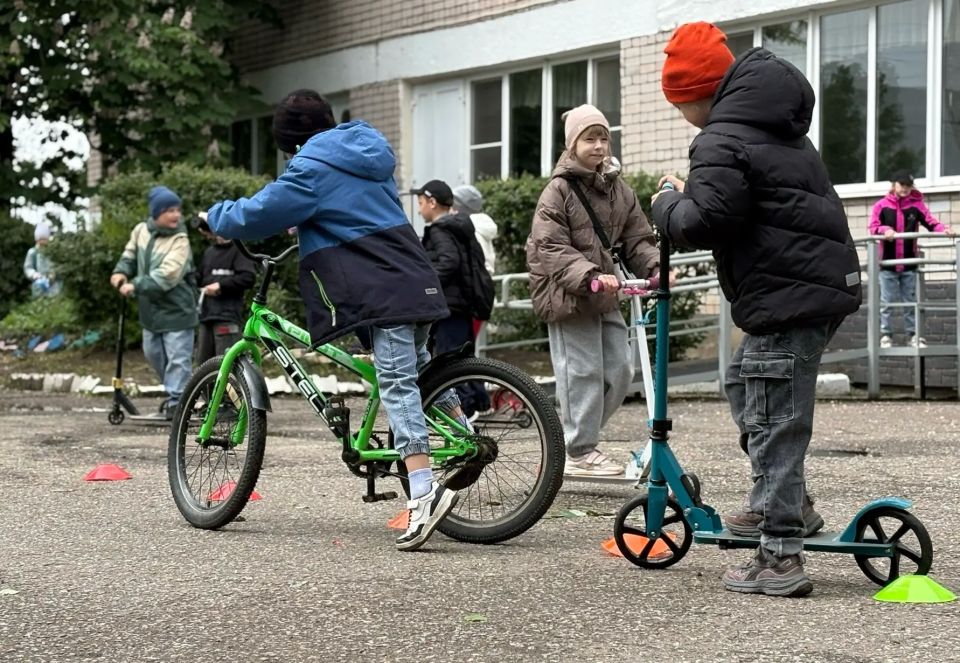 В преддверии Международного дня защиты детей сотрудники Госавтоинспекции организовали познавательное занятие для ребят из пришкольного лагеря в посёлке Панковка В преддверии Международного дня защиты детей сотрудники Госавтоинспекции организовали познавательное занятие для ребят из пришкольного лагеря в посёлке Панковка
