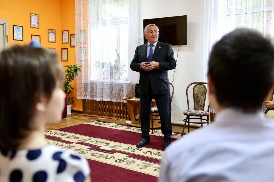 Юрий Бобрышев поздравил воспитанников приюта «Надежда» с Днём защиты детей