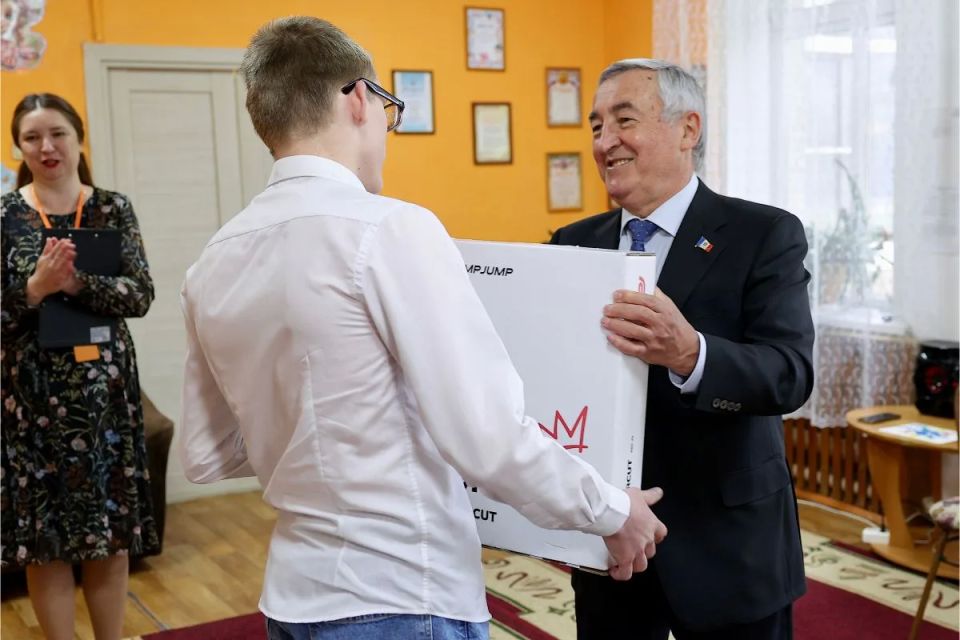 Юрий Бобрышев поздравил воспитанников приюта «Надежда» с Днём защиты детей Юрий Бобрышев поздравил воспитанников приюта «Надежда» с Днём защиты детей
