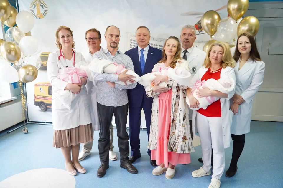 В Санкт-Петербурге из больницы выписали маму с уникальной четвернёй В Санкт-Петербурге из больницы выписали маму с уникальной четвернёй