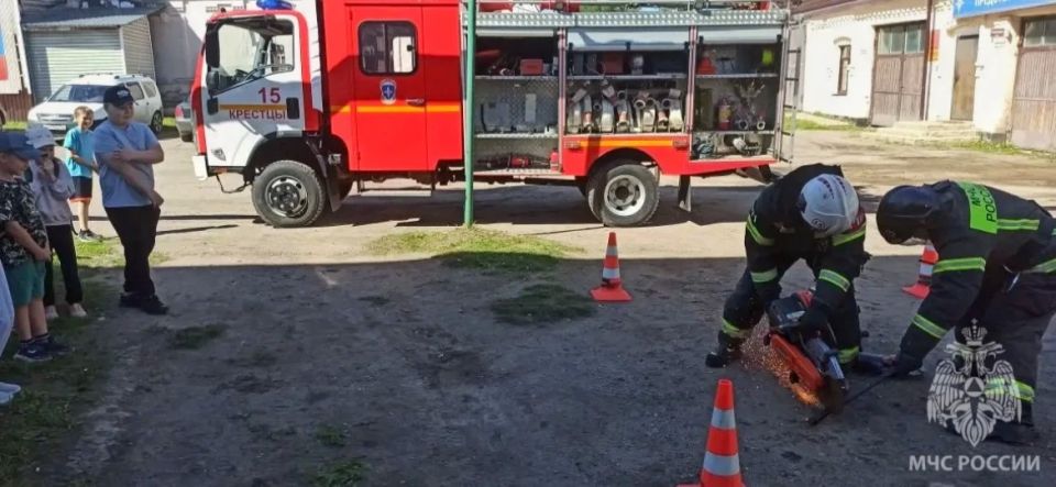 Экскурсия на все 101%. Воспитанники лагеря дневного пребывания при Крестецком физкультурно-оздоровительном комплексе побывали в гостях у пожарных 15 пожарно-спасательной части Экскурсия на все 101%. Воспитанники лагеря дневного пребывания при Крестецком физкультурно-оздоровительном комплексе побывали в гостях у пожарных 15 пожарно-спасательной части