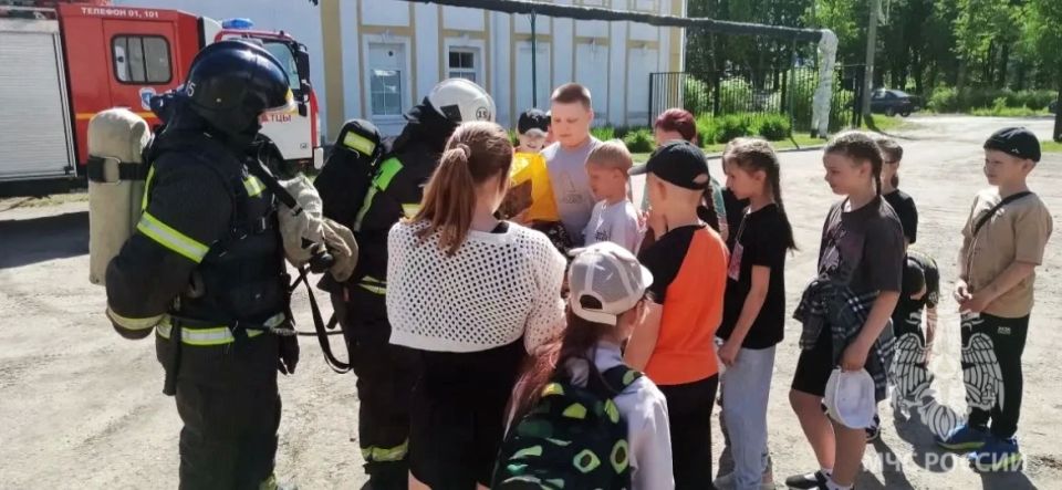 Экскурсия на все 101%. Воспитанники лагеря дневного пребывания при Крестецком физкультурно-оздоровительном комплексе побывали в гостях у пожарных 15 пожарно-спасательной части Экскурсия на все 101%. Воспитанники лагеря дневного пребывания при Крестецком физкультурно-оздоровительном комплексе побывали в гостях у пожарных 15 пожарно-спасательной части