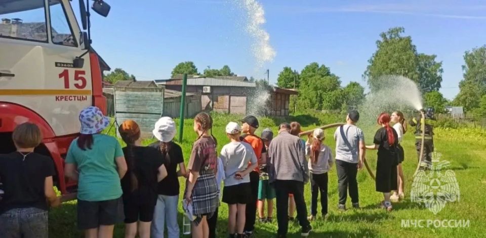 Экскурсия на все 101%. Воспитанники лагеря дневного пребывания при Крестецком физкультурно-оздоровительном комплексе побывали в гостях у пожарных 15 пожарно-спасательной части Экскурсия на все 101%. Воспитанники лагеря дневного пребывания при Крестецком физкультурно-оздоровительном комплексе побывали в гостях у пожарных 15 пожарно-спасательной части