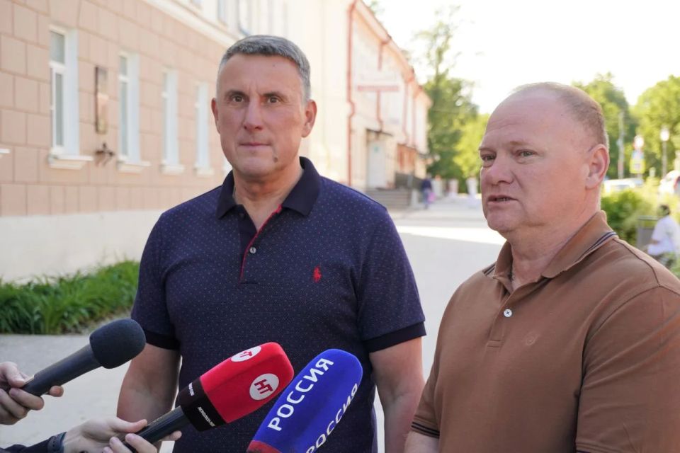 Александр Розбаум: Уважаемые Новгородцы!. На оперативном совещании Губернатор области Александр Валентинович Дронов обратил внимание на состояние пешеходных маршрутов в Великом Новгороде, в том числе Ильина улицы Александр Розбаум: Уважаемые Новгородцы!. На оперативном совещании Губернатор области Александр Валентинович Дронов обратил внимание на состояние пешеходных маршрутов в Великом Новгороде, в том числе Ильина улицы