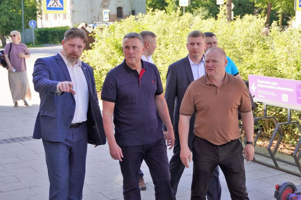 Александр Розбаум: Уважаемые Новгородцы!. На оперативном совещании Губернатор области Александр Валентинович Дронов обратил внимание на состояние пешеходных маршрутов в Великом Новгороде, в том числе Ильина улицы Александр Розбаум: Уважаемые Новгородцы!. На оперативном совещании Губернатор области Александр Валентинович Дронов обратил внимание на состояние пешеходных маршрутов в Великом Новгороде, в том числе Ильина улицы