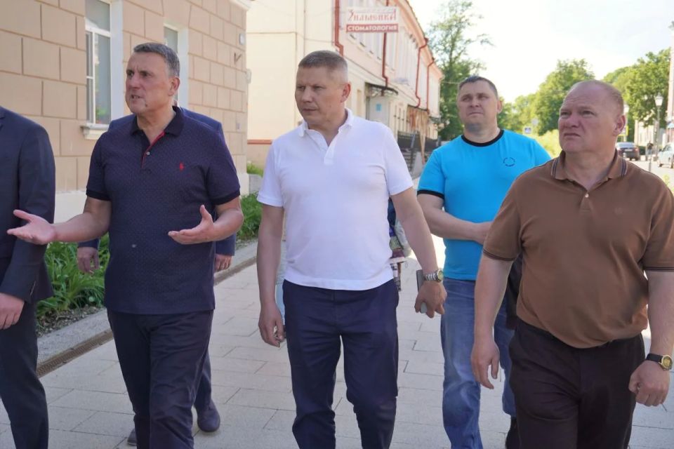Александр Розбаум: Уважаемые Новгородцы!. На оперативном совещании Губернатор области Александр Валентинович Дронов обратил внимание на состояние пешеходных маршрутов в Великом Новгороде, в том числе Ильина улицы Александр Розбаум: Уважаемые Новгородцы!. На оперативном совещании Губернатор области Александр Валентинович Дронов обратил внимание на состояние пешеходных маршрутов в Великом Новгороде, в том числе Ильина улицы