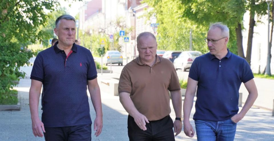 Александр Розбаум: Уважаемые Новгородцы!. На оперативном совещании Губернатор области Александр Валентинович Дронов обратил внимание на состояние пешеходных маршрутов в Великом Новгороде, в том числе Ильина улицы