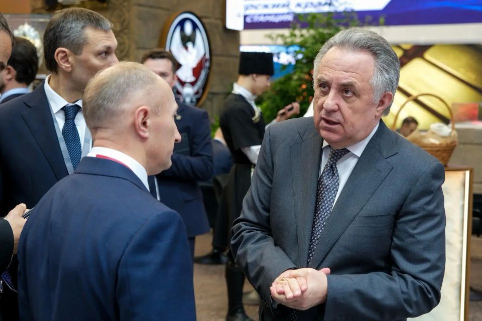 За три дня стенд Новгородской области на ПМЭФ-2026 посетили сотни гостей За три дня стенд Новгородской области на ПМЭФ-2026 посетили сотни гостей