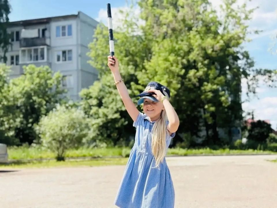 Сотрудники Госавтоинспекции совместно с сотрудниками подразделения по делам несовершеннолетних (ПДН) на базе дома культуры д. Трубичино провели мероприятие по безопасности дорожного движения с детьми пришкольного лагеря Сотрудники Госавтоинспекции совместно с сотрудниками подразделения по делам несовершеннолетних (ПДН) на базе дома культуры д. Трубичино провели мероприятие по безопасности дорожного движения с детьми пришкольного лагеря