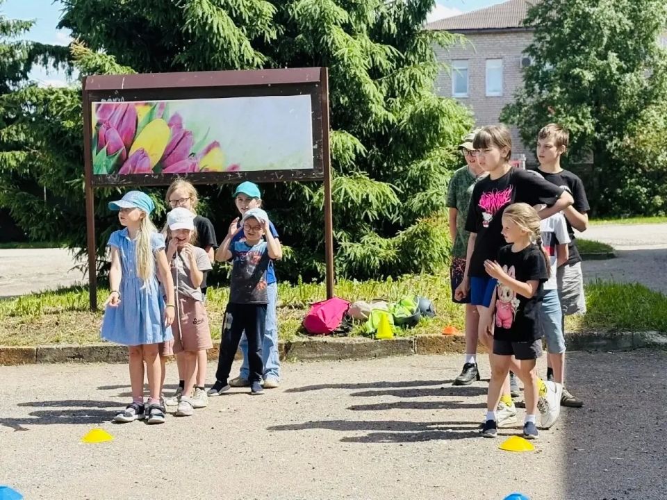 Сотрудники Госавтоинспекции совместно с сотрудниками подразделения по делам несовершеннолетних (ПДН) на базе дома культуры д. Трубичино провели мероприятие по безопасности дорожного движения с детьми пришкольного лагеря Сотрудники Госавтоинспекции совместно с сотрудниками подразделения по делам несовершеннолетних (ПДН) на базе дома культуры д. Трубичино провели мероприятие по безопасности дорожного движения с детьми пришкольного лагеря