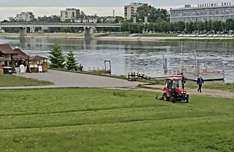 Александр Розбаум: Уважаемые Новгородцы!. . Окос травы на городских и неразграниченных территориях проводится ежедневно Работы ведутся с помощью ручных триммеров, специальной малогабаритной техники и тракторов Александр Розбаум: Уважаемые Новгородцы!. . Окос травы на городских и неразграниченных территориях проводится ежедневно Работы ведутся с помощью ручных триммеров, специальной малогабаритной техники и тракторов
