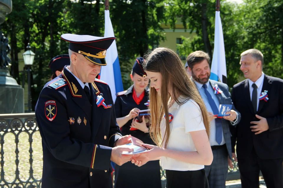 Начальник УМВД России по Новгородской области вручил паспорта юным новгородцам у главного монумента страны Начальник УМВД России по Новгородской области вручил паспорта юным новгородцам у главного монумента страны