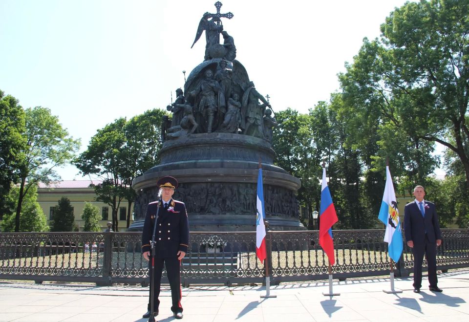 Начальник УМВД России по Новгородской области вручил паспорта юным новгородцам у главного монумента страны Начальник УМВД России по Новгородской области вручил паспорта юным новгородцам у главного монумента страны