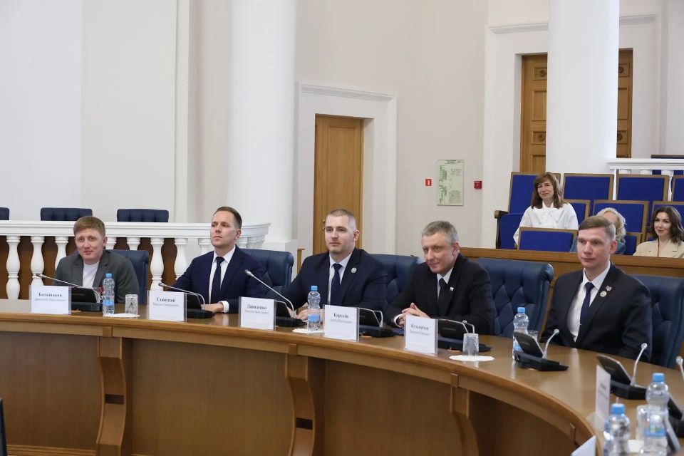 Александр Розбаум: Уважаемые Новгородцы!. Ветеран СВО Максим Геннадьевич Глинский завершил обучение по программе «СВОи Герои 53» и успешно защитил подготовленный совместно с командой сотрудников администрации Великого... Александр Розбаум: Уважаемые Новгородцы!. Ветеран СВО Максим Геннадьевич Глинский завершил обучение по программе «СВОи Герои 53» и успешно защитил подготовленный совместно с командой сотрудников администрации Великого...