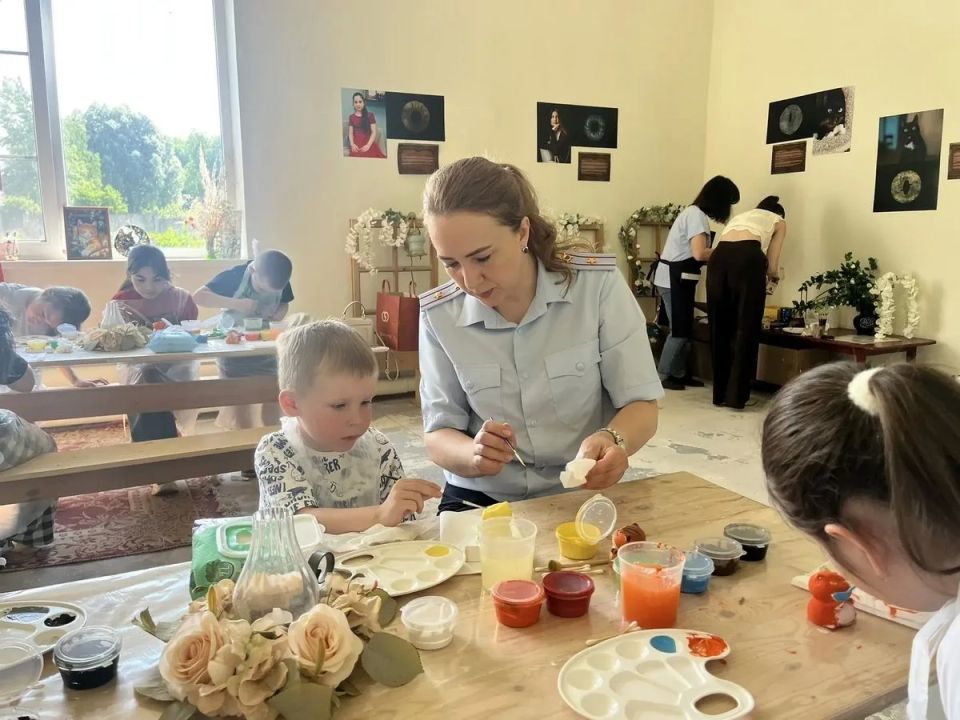 Лапы, краски, безопасность: новгородские полицейские организовали мастер-класс для детей из реабилитационного Центра Лапы, краски, безопасность: новгородские полицейские организовали мастер-класс для детей из реабилитационного Центра
