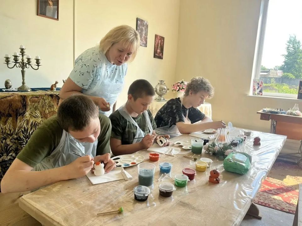 Лапы, краски, безопасность: новгородские полицейские организовали мастер-класс для детей из реабилитационного Центра Лапы, краски, безопасность: новгородские полицейские организовали мастер-класс для детей из реабилитационного Центра