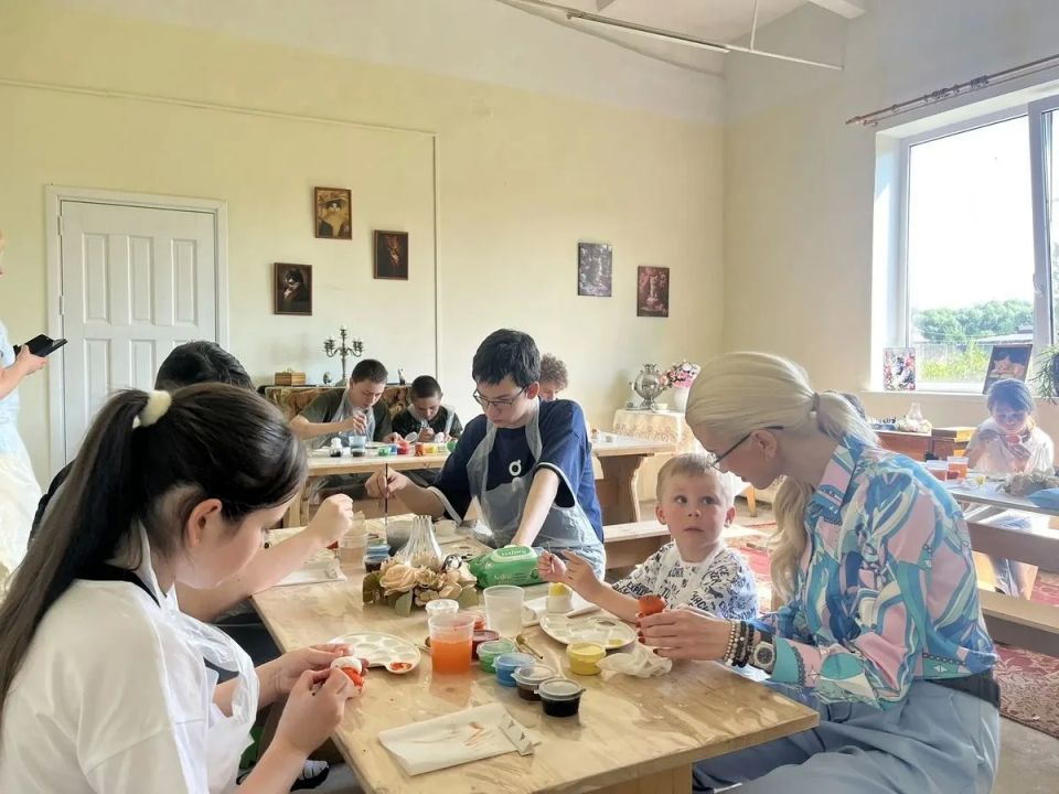 Лапы, краски, безопасность: новгородские полицейские организовали мастер-класс для детей из реабилитационного Центра Лапы, краски, безопасность: новгородские полицейские организовали мастер-класс для детей из реабилитационного Центра