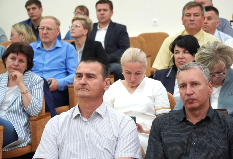 Александр Розбаум: Уважаемые Новгородцы!. . Сегодня, в преддверии празднования Дня России, большое аппаратное совещание Администрации Великого Новгорода начали с вручения почётных грамот и благодарностей за вклад в развитие... Александр Розбаум: Уважаемые Новгородцы!. . Сегодня, в преддверии празднования Дня России, большое аппаратное совещание Администрации Великого Новгорода начали с вручения почётных грамот и благодарностей за вклад в развитие...