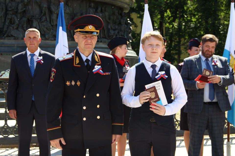 Начальник УМВД России по Новгородской области вручил паспорта юным новгородцам у главного монумента страны Начальник УМВД России по Новгородской области вручил паспорта юным новгородцам у главного монумента страны