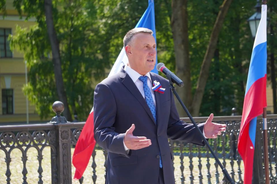 Александр Розбаум: Уважаемые Новгородцы!. Завтра мы все вместе отметим День России, праздник нашей большой многонациональной Родины, праздник всех, кто любит свою страну, работает и защищает, чтит её традиции, культурные и... Александр Розбаум: Уважаемые Новгородцы!. Завтра мы все вместе отметим День России, праздник нашей большой многонациональной Родины, праздник всех, кто любит свою страну, работает и защищает, чтит её традиции, культурные и...