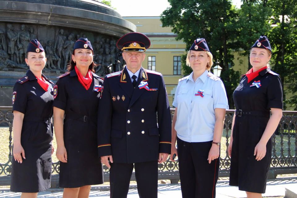 Начальник УМВД России по Новгородской области вручил паспорта юным новгородцам у главного монумента страны Начальник УМВД России по Новгородской области вручил паспорта юным новгородцам у главного монумента страны