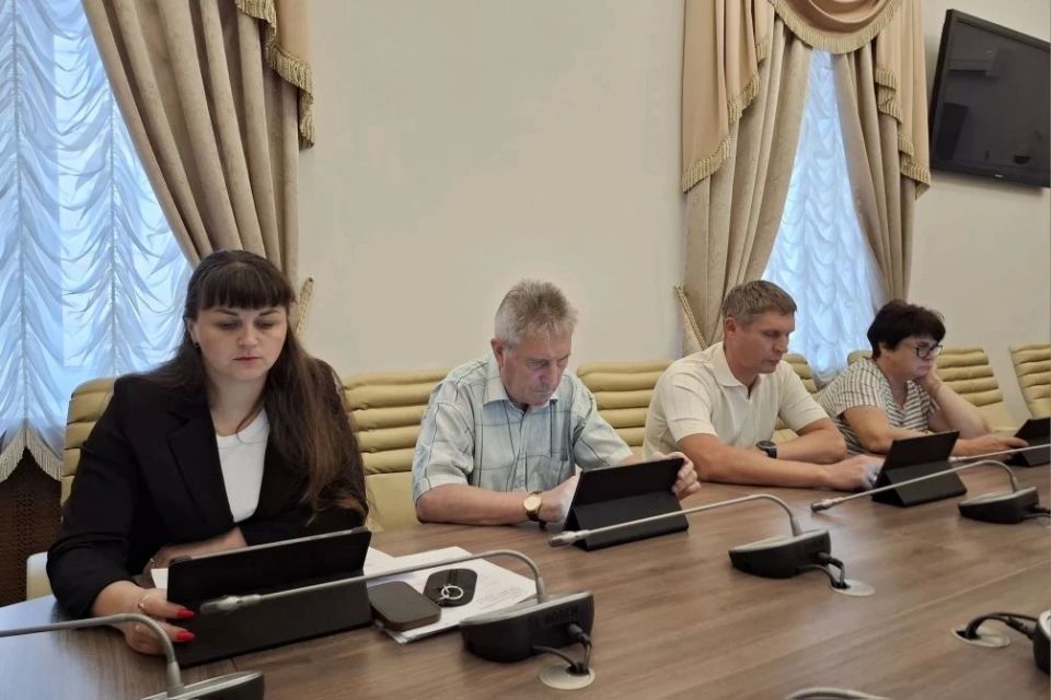 На очередном заседании члены областного избиркома рассмотрели ряд вопросов организации выборов депутатов Государственной Думы Федерального Собрания Российской Федерации девятого созыва и депутатов Новгородской областной Думы... На очередном заседании члены областного избиркома рассмотрели ряд вопросов организации выборов депутатов Государственной Думы Федерального Собрания Российской Федерации девятого созыва и депутатов Новгородской областной Думы...