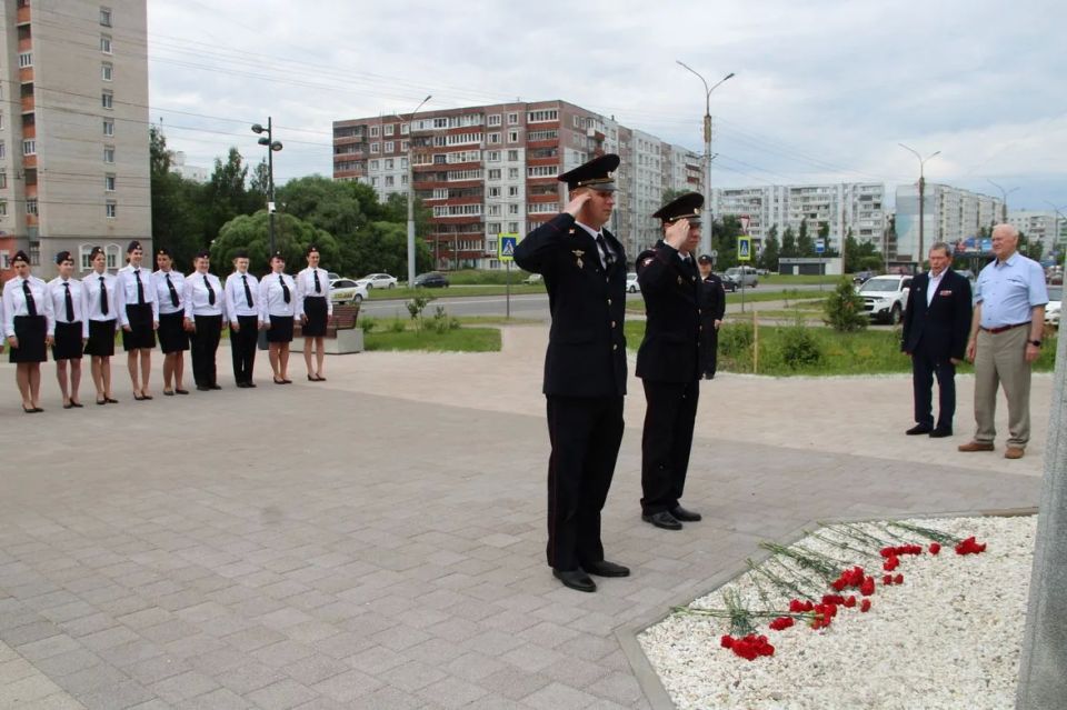 В Великом Новгороде в преддверии Дня России, молодые полицейские приняли Присягу сотрудника органов внутренних дел В Великом Новгороде в преддверии Дня России, молодые полицейские приняли Присягу сотрудника органов внутренних дел