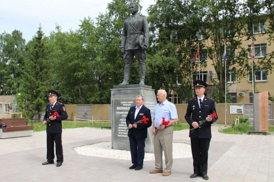 В Великом Новгороде в преддверии Дня России, молодые полицейские приняли Присягу сотрудника органов внутренних дел В Великом Новгороде в преддверии Дня России, молодые полицейские приняли Присягу сотрудника органов внутренних дел