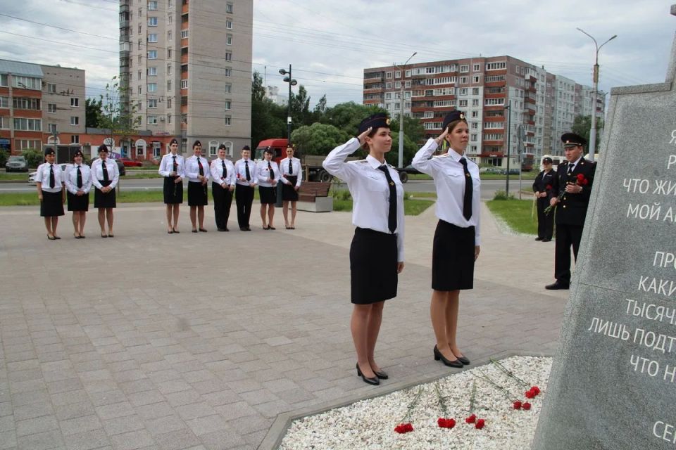 В Великом Новгороде в преддверии Дня России, молодые полицейские приняли Присягу сотрудника органов внутренних дел В Великом Новгороде в преддверии Дня России, молодые полицейские приняли Присягу сотрудника органов внутренних дел