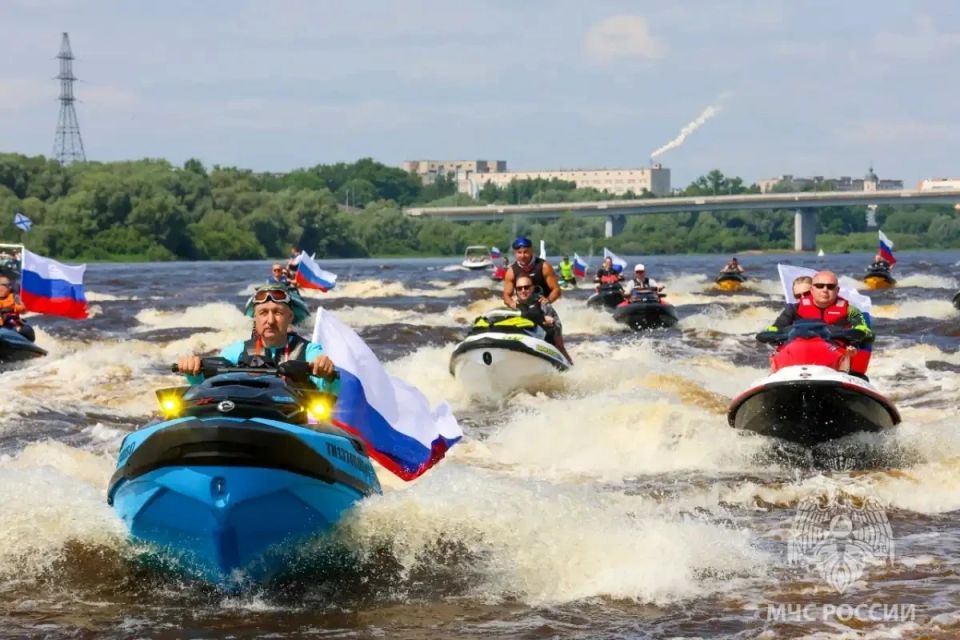 На Волхов в Великом Новгороде вышли более 50 аквабайкеров На Волхов в Великом Новгороде вышли более 50 аквабайкеров