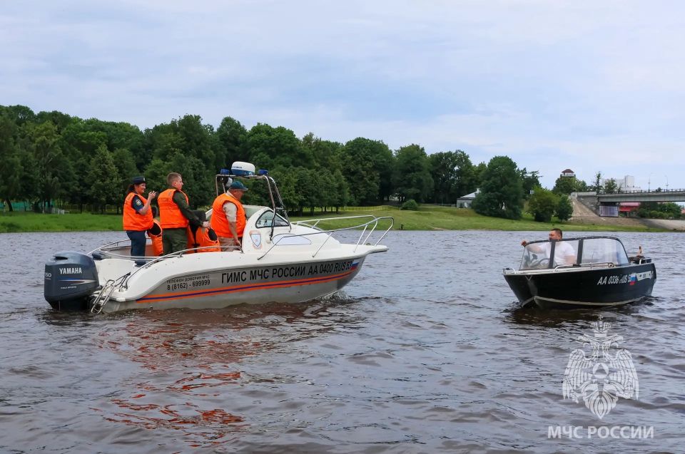 Вода ошибок не прощает. В Великом Новгороде сотрудники Центра ГИМС совместно с представителями Следственного комитета и администрации провели профилактический рейд на реке Волхов, а также напомнили юным участникам яхт-клуба... Вода ошибок не прощает. В Великом Новгороде сотрудники Центра ГИМС совместно с представителями Следственного комитета и администрации провели профилактический рейд на реке Волхов, а также напомнили юным участникам яхт-клуба...