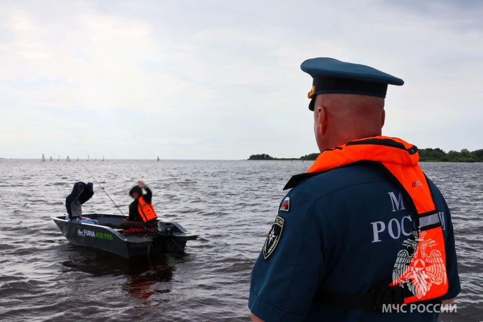Вода ошибок не прощает. В Великом Новгороде сотрудники Центра ГИМС совместно с представителями Следственного комитета и администрации провели профилактический рейд на реке Волхов, а также напомнили юным участникам яхт-клуба... Вода ошибок не прощает. В Великом Новгороде сотрудники Центра ГИМС совместно с представителями Следственного комитета и администрации провели профилактический рейд на реке Волхов, а также напомнили юным участникам яхт-клуба...