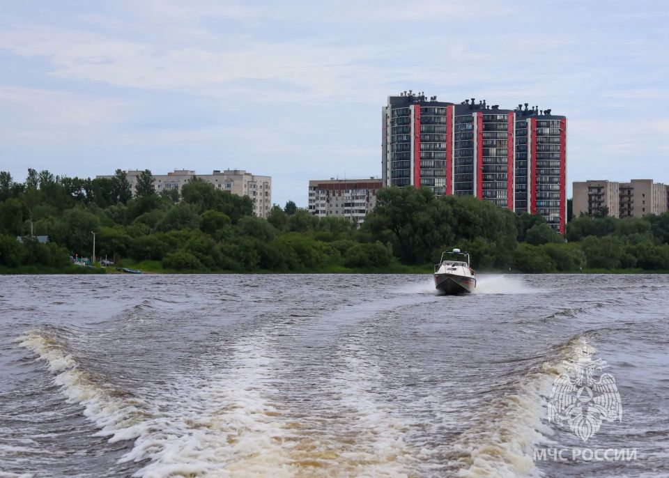Вода ошибок не прощает. В Великом Новгороде сотрудники Центра ГИМС совместно с представителями Следственного комитета и администрации провели профилактический рейд на реке Волхов, а также напомнили юным участникам яхт-клуба... Вода ошибок не прощает. В Великом Новгороде сотрудники Центра ГИМС совместно с представителями Следственного комитета и администрации провели профилактический рейд на реке Волхов, а также напомнили юным участникам яхт-клуба...