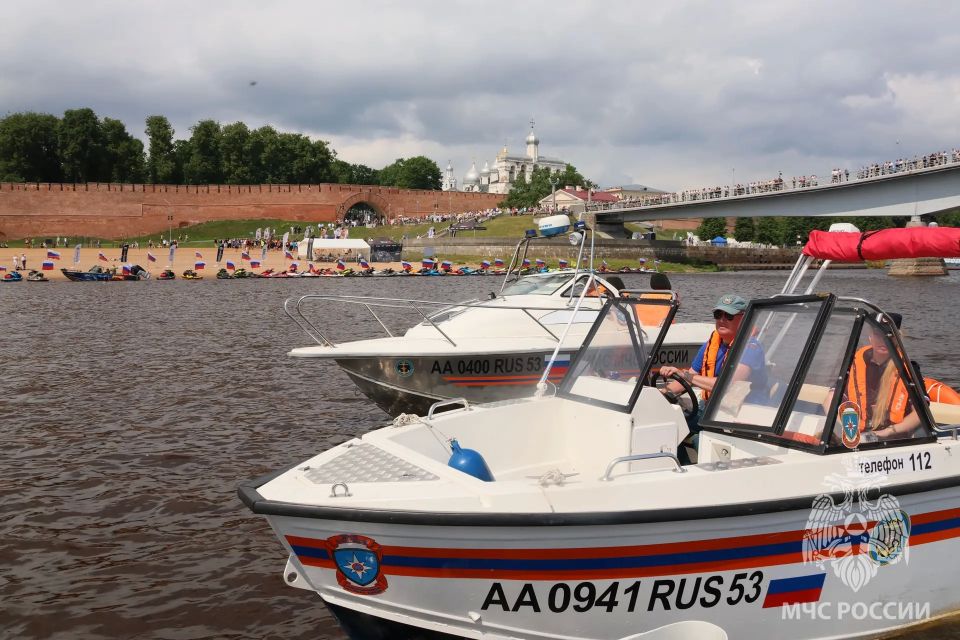 По Волхову с триколором. Сотрудники Центра ГИМС МЧС России и полиции обеспечили безопасность патриотической акции на реке Волхов, посвящённой Дню России и открытию гидросезона По Волхову с триколором. Сотрудники Центра ГИМС МЧС России и полиции обеспечили безопасность патриотической акции на реке Волхов, посвящённой Дню России и открытию гидросезона