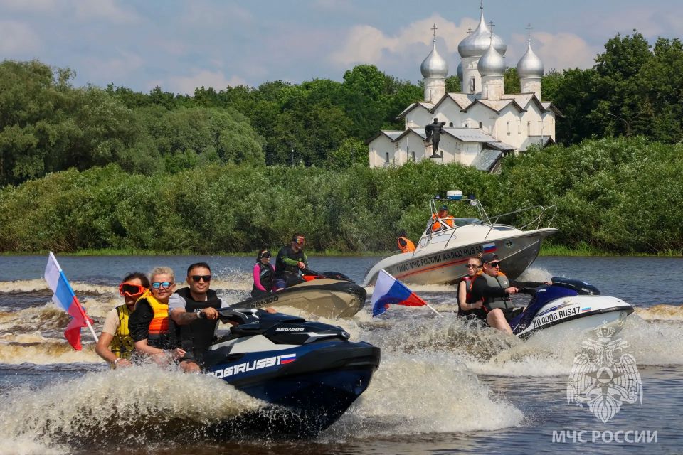 По Волхову с триколором. Сотрудники Центра ГИМС МЧС России и полиции обеспечили безопасность патриотической акции на реке Волхов, посвящённой Дню России и открытию гидросезона