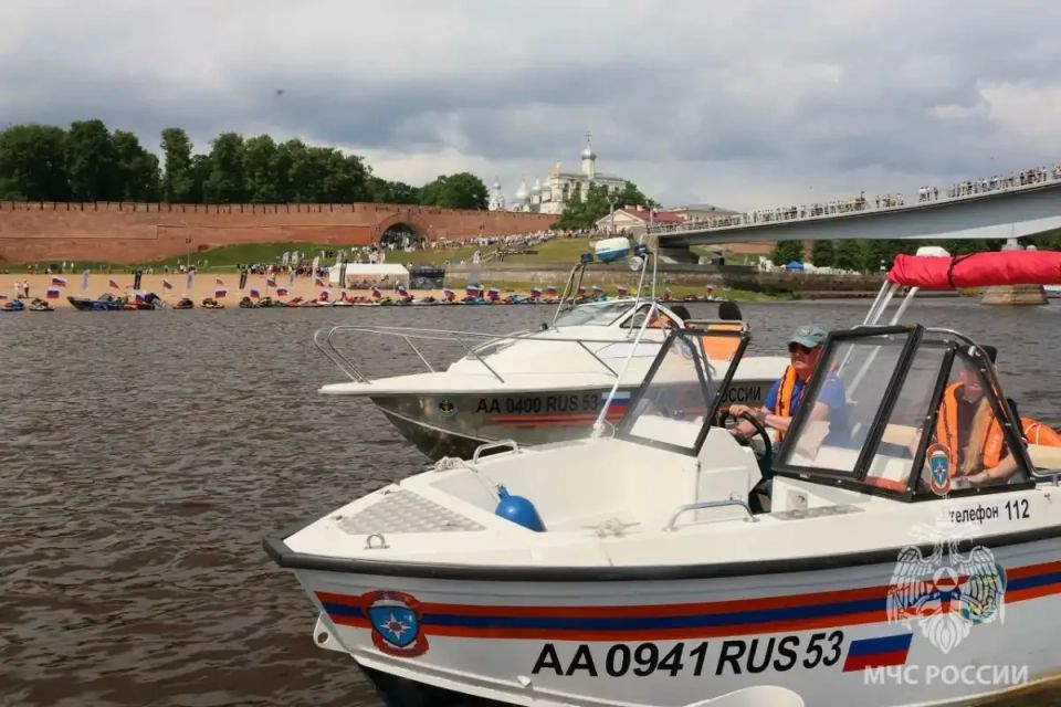 На Волхов в Великом Новгороде вышли более 50 аквабайкеров На Волхов в Великом Новгороде вышли более 50 аквабайкеров