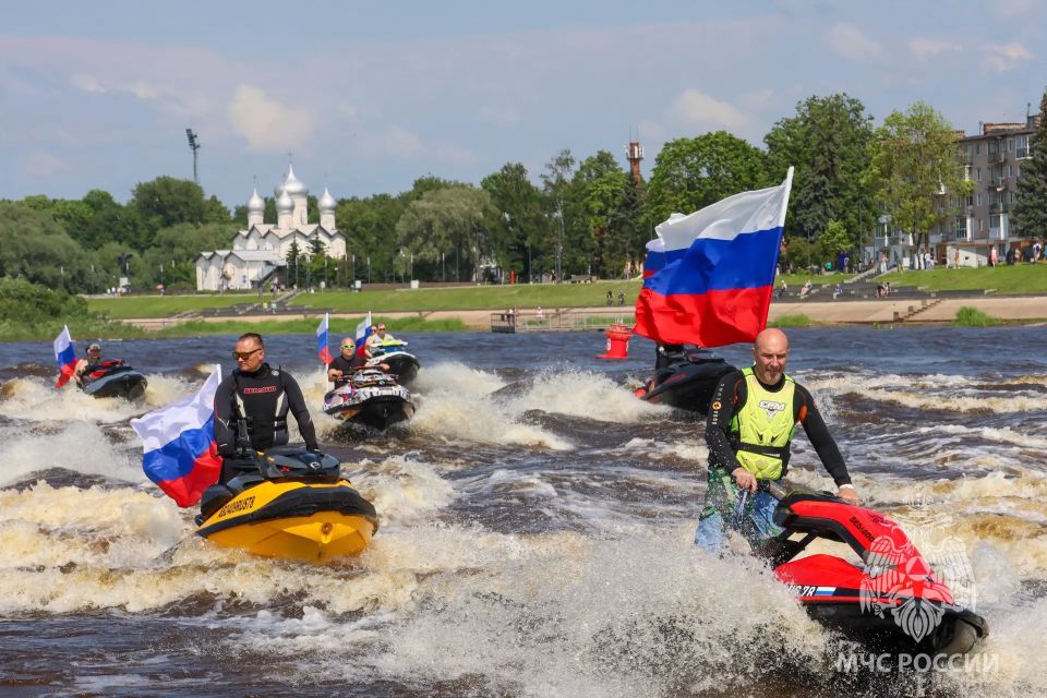 По Волхову с триколором. Сотрудники Центра ГИМС МЧС России и полиции обеспечили безопасность патриотической акции на реке Волхов, посвящённой Дню России и открытию гидросезона По Волхову с триколором. Сотрудники Центра ГИМС МЧС России и полиции обеспечили безопасность патриотической акции на реке Волхов, посвящённой Дню России и открытию гидросезона