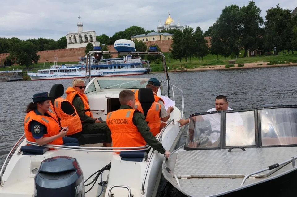 Сотрудники СУ СК России по Новгородской области совместно с представителями ГУ МЧС России по региону провели профилактический рейд на водных объектах Великого Новгорода Сотрудники СУ СК России по Новгородской области совместно с представителями ГУ МЧС России по региону провели профилактический рейд на водных объектах Великого Новгорода