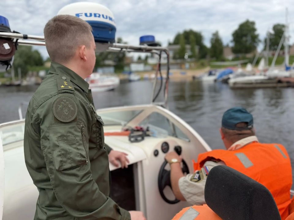 Сотрудники СУ СК России по Новгородской области совместно с представителями ГУ МЧС России по региону провели профилактический рейд на водных объектах Великого Новгорода Сотрудники СУ СК России по Новгородской области совместно с представителями ГУ МЧС России по региону провели профилактический рейд на водных объектах Великого Новгорода