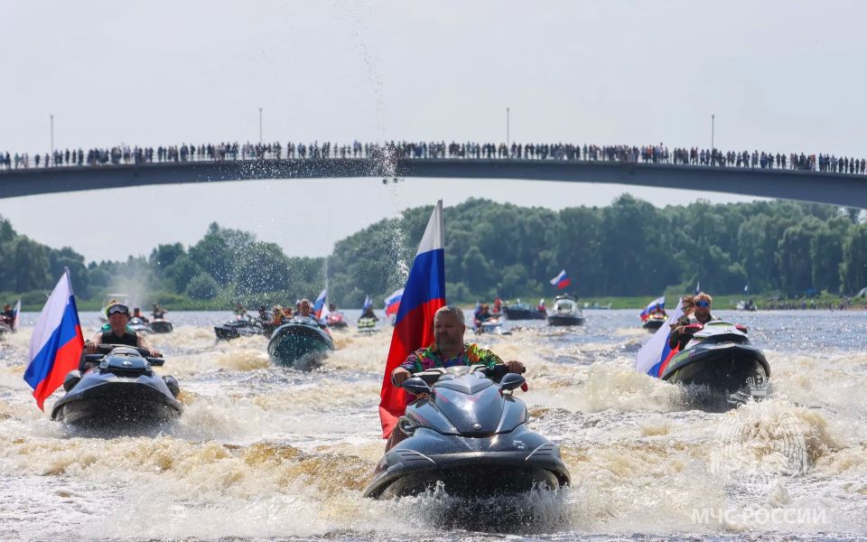 По Волхову с триколором. Сотрудники Центра ГИМС МЧС России и полиции обеспечили безопасность патриотической акции на реке Волхов, посвящённой Дню России и открытию гидросезона По Волхову с триколором. Сотрудники Центра ГИМС МЧС России и полиции обеспечили безопасность патриотической акции на реке Волхов, посвящённой Дню России и открытию гидросезона