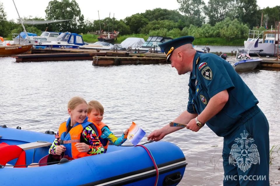 Вода ошибок не прощает. В Великом Новгороде сотрудники Центра ГИМС совместно с представителями Следственного комитета и администрации провели профилактический рейд на реке Волхов, а также напомнили юным участникам яхт-клуба... Вода ошибок не прощает. В Великом Новгороде сотрудники Центра ГИМС совместно с представителями Следственного комитета и администрации провели профилактический рейд на реке Волхов, а также напомнили юным участникам яхт-клуба...