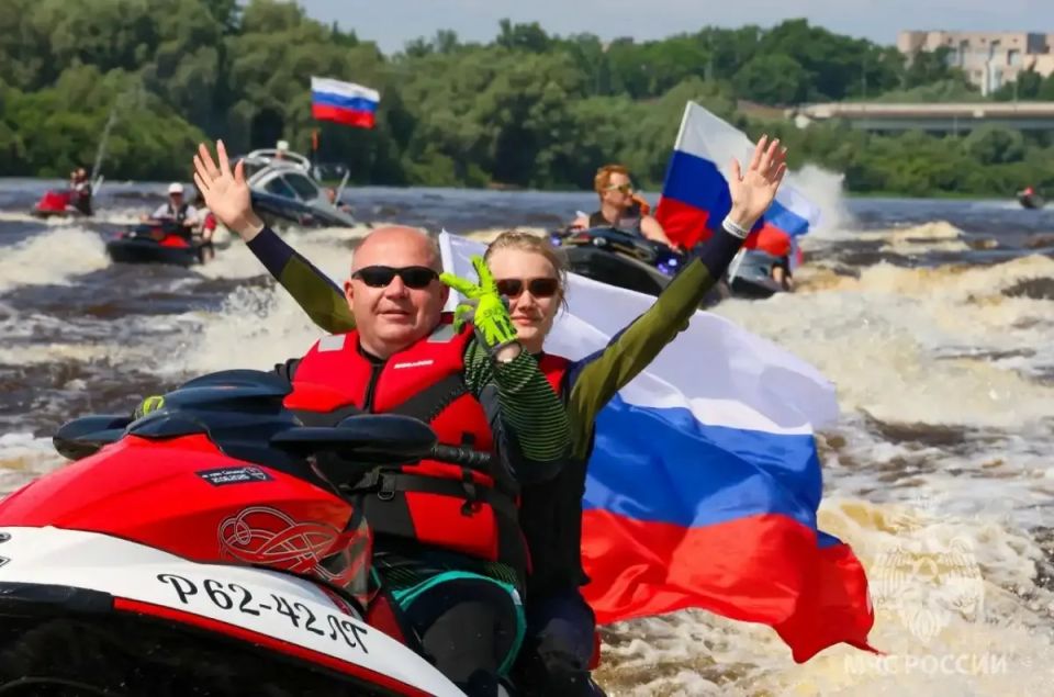 На Волхов в Великом Новгороде вышли более 50 аквабайкеров