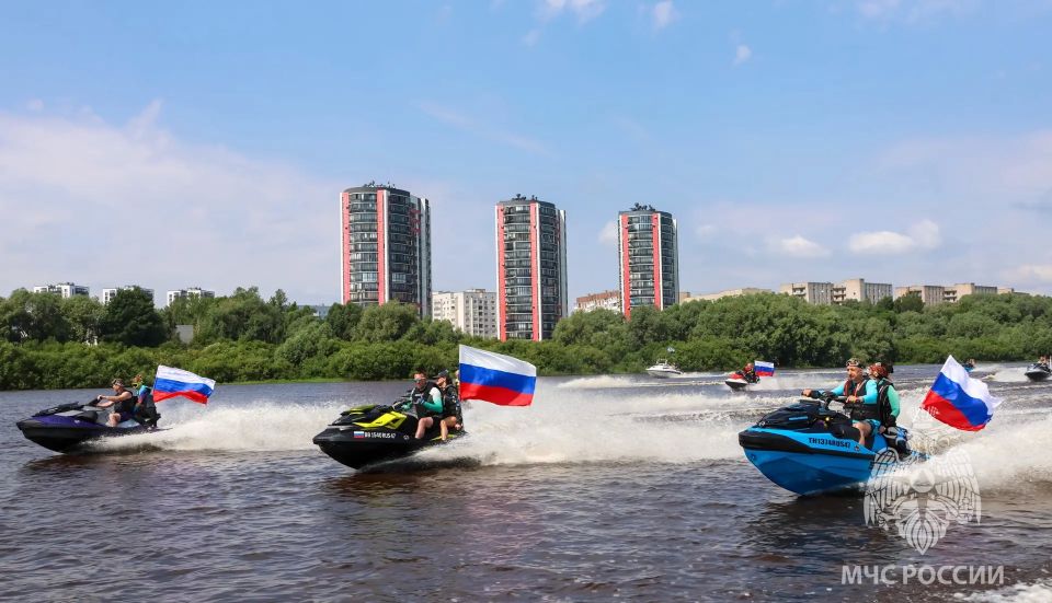 По Волхову с триколором. Сотрудники Центра ГИМС МЧС России и полиции обеспечили безопасность патриотической акции на реке Волхов, посвящённой Дню России и открытию гидросезона По Волхову с триколором. Сотрудники Центра ГИМС МЧС России и полиции обеспечили безопасность патриотической акции на реке Волхов, посвящённой Дню России и открытию гидросезона