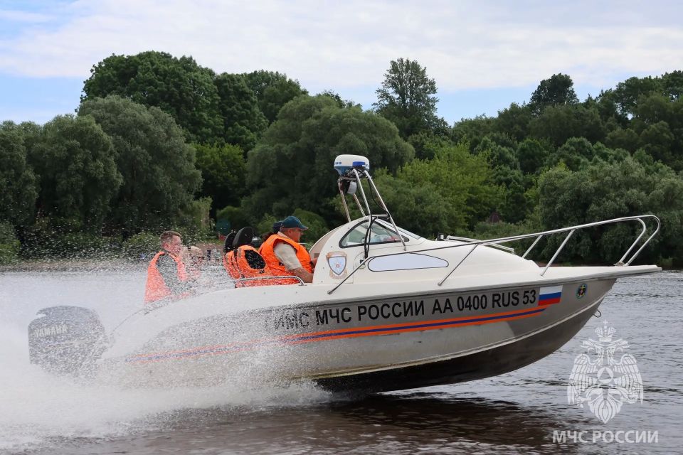 Вода ошибок не прощает. В Великом Новгороде сотрудники Центра ГИМС совместно с представителями Следственного комитета и администрации провели профилактический рейд на реке Волхов, а также напомнили юным участникам яхт-клуба... Вода ошибок не прощает. В Великом Новгороде сотрудники Центра ГИМС совместно с представителями Следственного комитета и администрации провели профилактический рейд на реке Волхов, а также напомнили юным участникам яхт-клуба...
