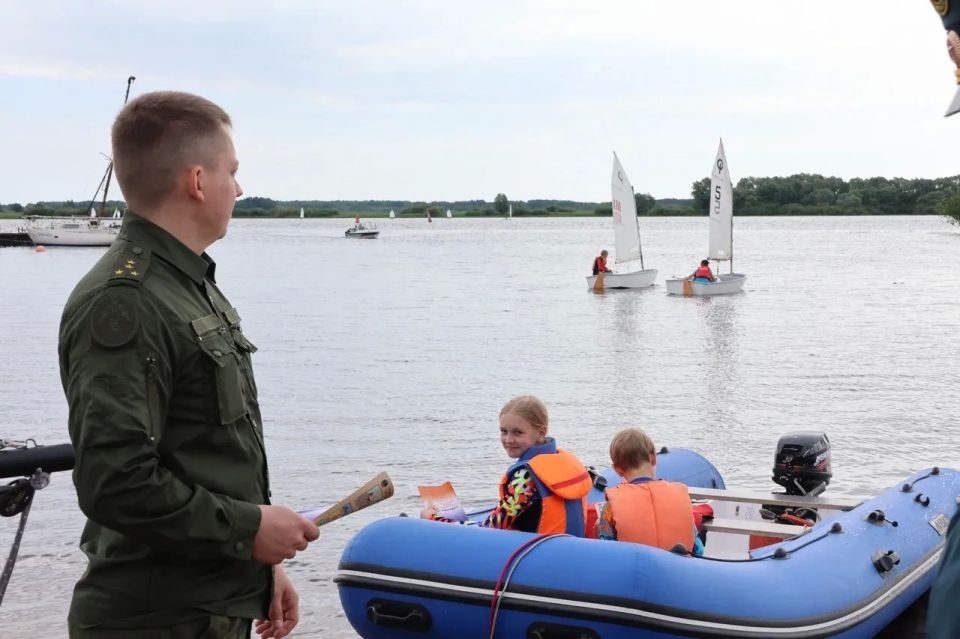 Сотрудники СУ СК России по Новгородской области совместно с представителями ГУ МЧС России по региону провели профилактический рейд на водных объектах Великого Новгорода Сотрудники СУ СК России по Новгородской области совместно с представителями ГУ МЧС России по региону провели профилактический рейд на водных объектах Великого Новгорода