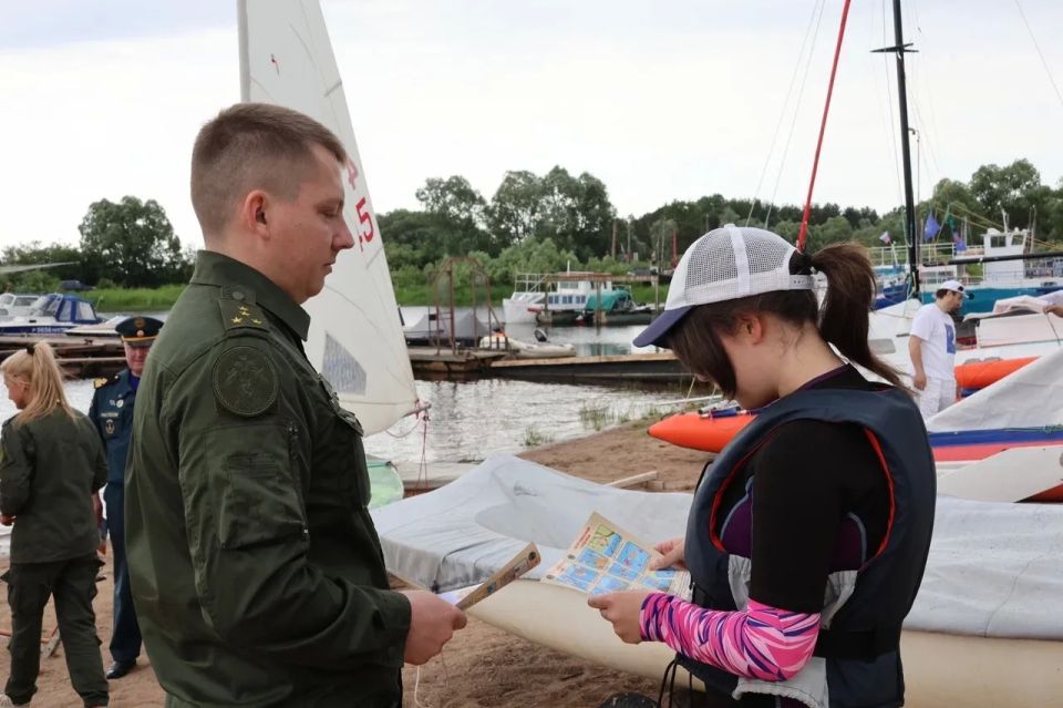 Сотрудники СУ СК России по Новгородской области совместно с представителями ГУ МЧС России по региону провели профилактический рейд на водных объектах Великого Новгорода Сотрудники СУ СК России по Новгородской области совместно с представителями ГУ МЧС России по региону провели профилактический рейд на водных объектах Великого Новгорода
