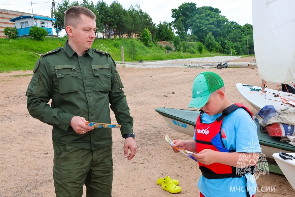 Вода ошибок не прощает. В Великом Новгороде сотрудники Центра ГИМС совместно с представителями Следственного комитета и администрации провели профилактический рейд на реке Волхов, а также напомнили юным участникам яхт-клуба... Вода ошибок не прощает. В Великом Новгороде сотрудники Центра ГИМС совместно с представителями Следственного комитета и администрации провели профилактический рейд на реке Волхов, а также напомнили юным участникам яхт-клуба...