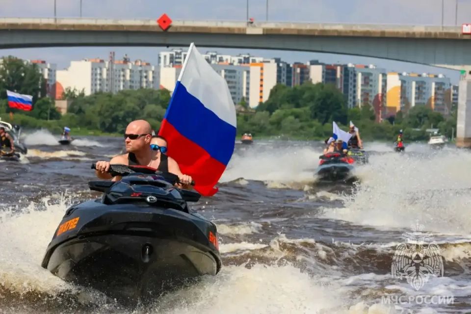 На Волхов в Великом Новгороде вышли более 50 аквабайкеров На Волхов в Великом Новгороде вышли более 50 аквабайкеров