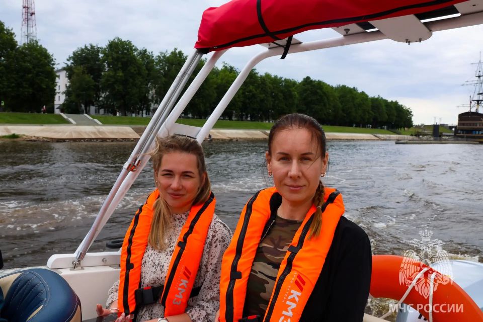Вода ошибок не прощает. В Великом Новгороде сотрудники Центра ГИМС совместно с представителями Следственного комитета и администрации провели профилактический рейд на реке Волхов, а также напомнили юным участникам яхт-клуба... Вода ошибок не прощает. В Великом Новгороде сотрудники Центра ГИМС совместно с представителями Следственного комитета и администрации провели профилактический рейд на реке Волхов, а также напомнили юным участникам яхт-клуба...